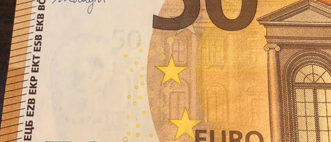 Euro banknotes, viltotas naudas pirkšana